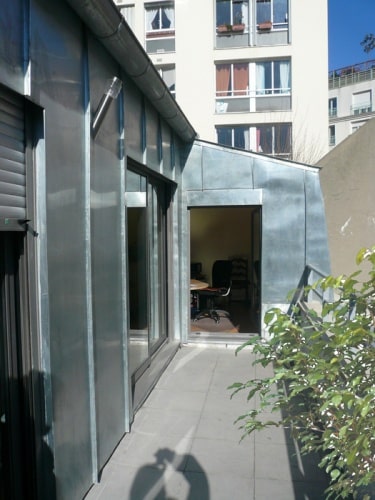 Surélévation d&rsquo;une maison de ville à Paris : esprit loft pour cette surélévation en zinc
