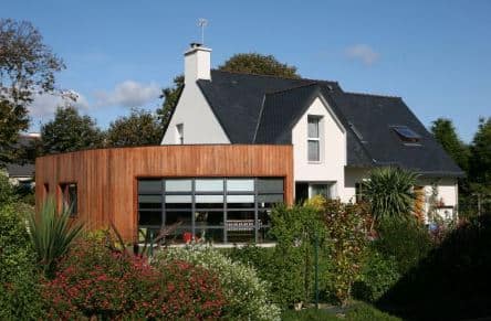Bel exemple d&rsquo;extension en bois à toit plat avec grande baie vitrée
