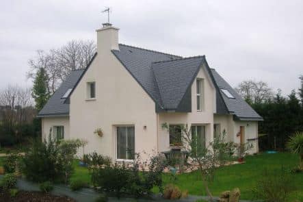 Bel exemple d&rsquo;extension en bois à toit plat avec grande baie vitrée