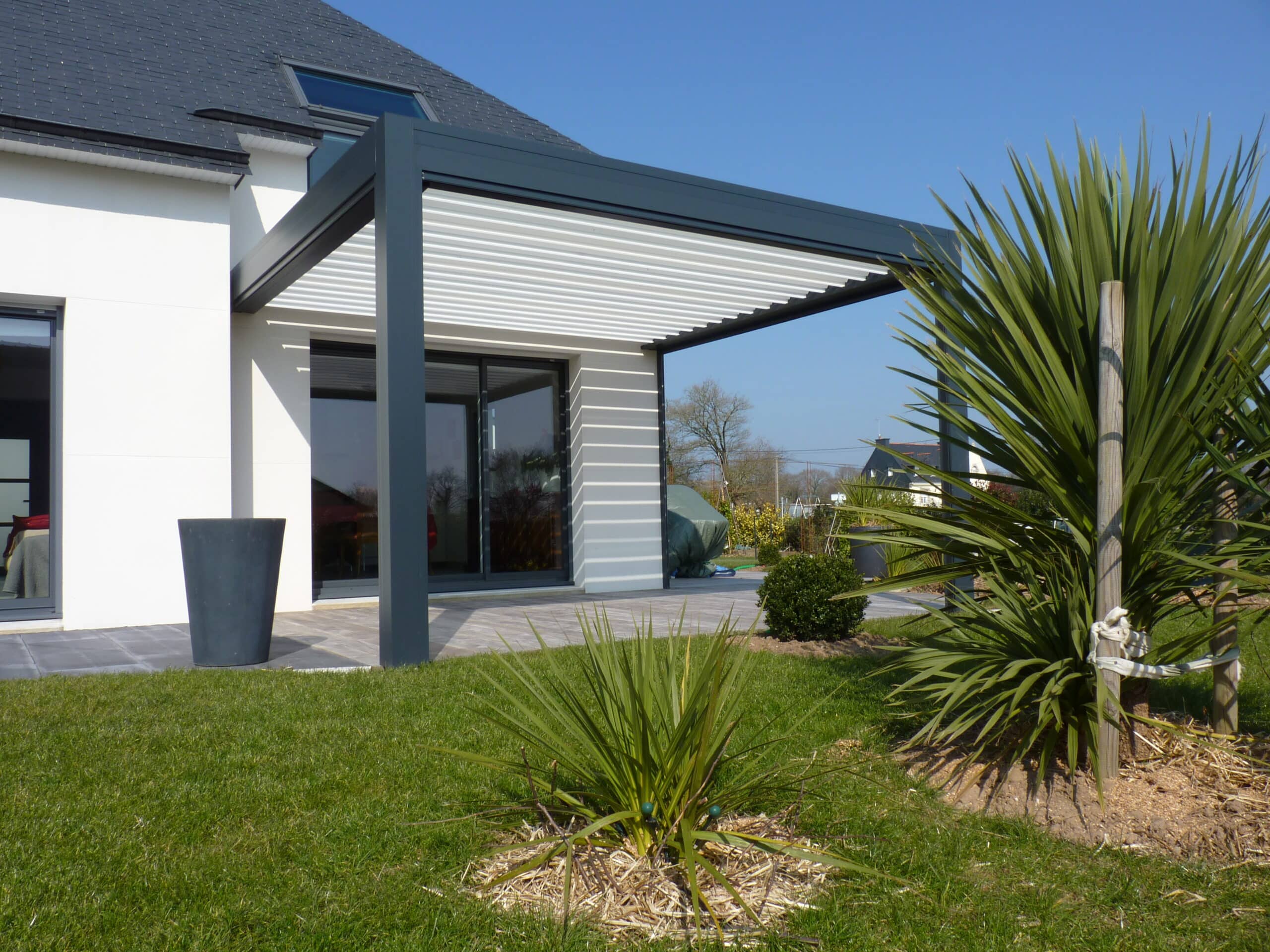 Pergola bioclimatique à lames orientables